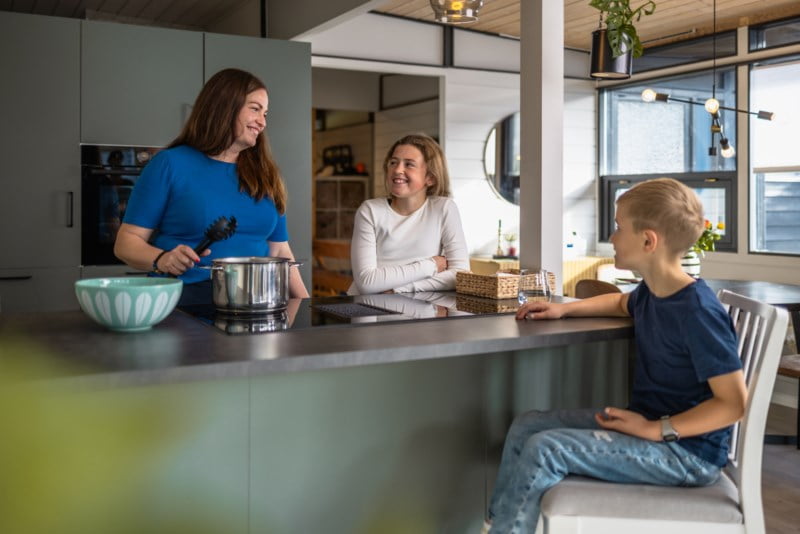 Kvinne og to barn lager middag