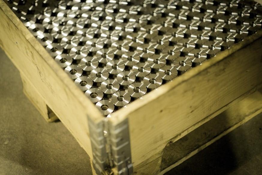 Kasse med store industri muttere. foto